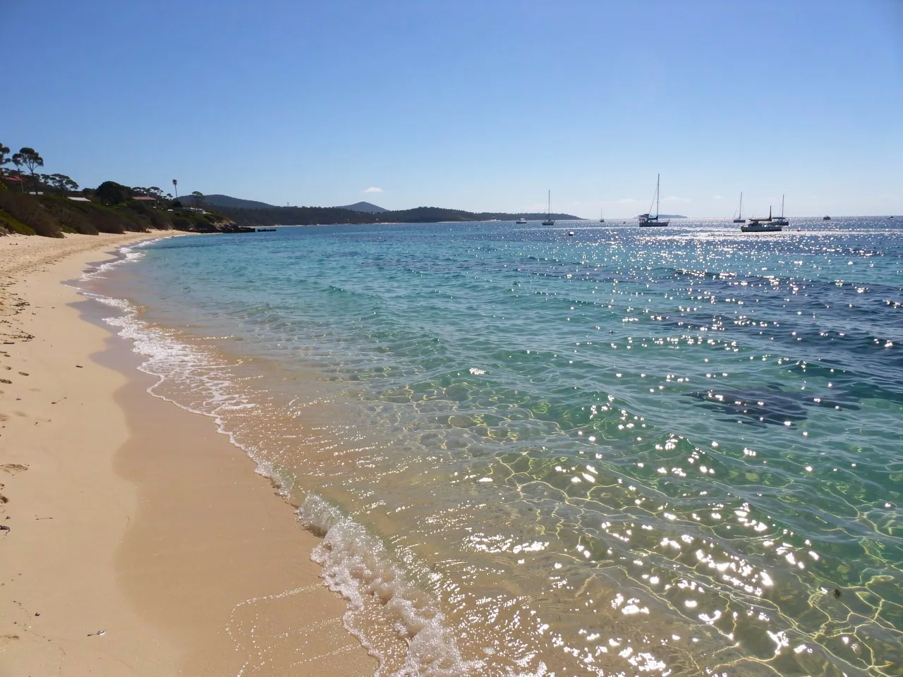 Whitsunday Coast crystal clear waters and sandy beach